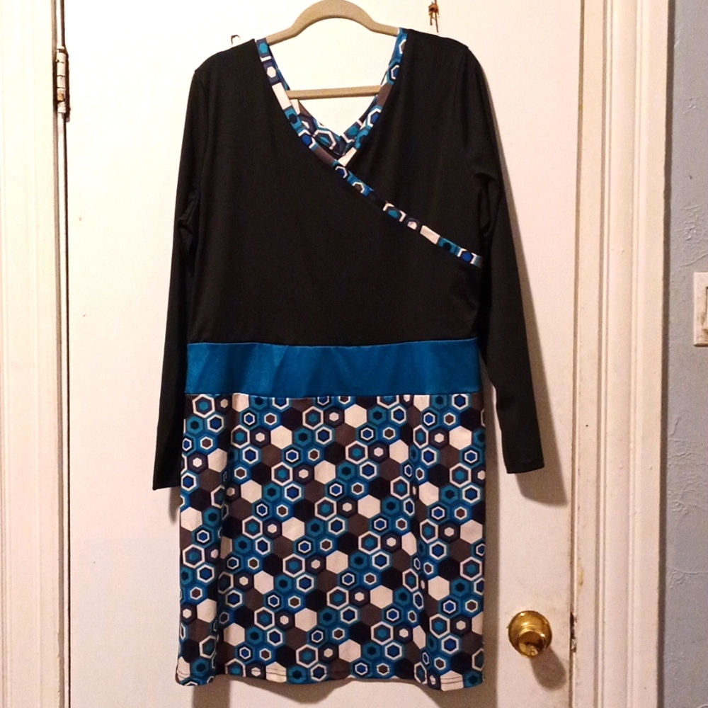 Miss Look black patterned dress. Size (5X more like 3X/4X).
